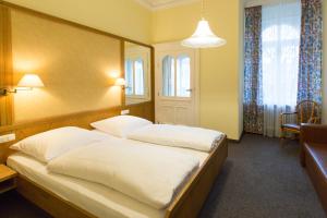 Hotel Uhland,Uhlandstrasse 1,3 star