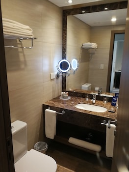 paseo la galeria hotel and suites