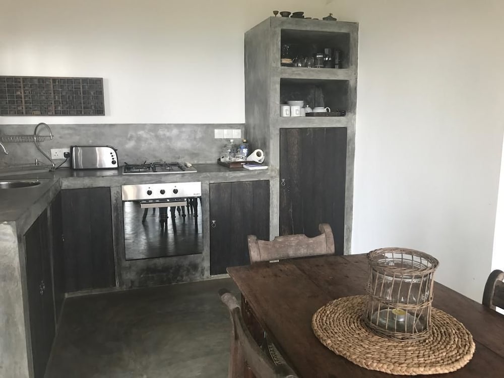 laras place unawatuna