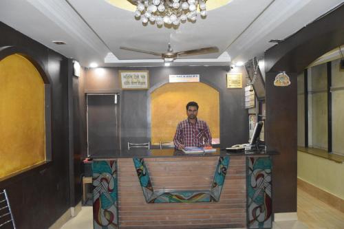 Hotel Jay Deluxe,Bodh Gaya>>Aurangabad,3 star