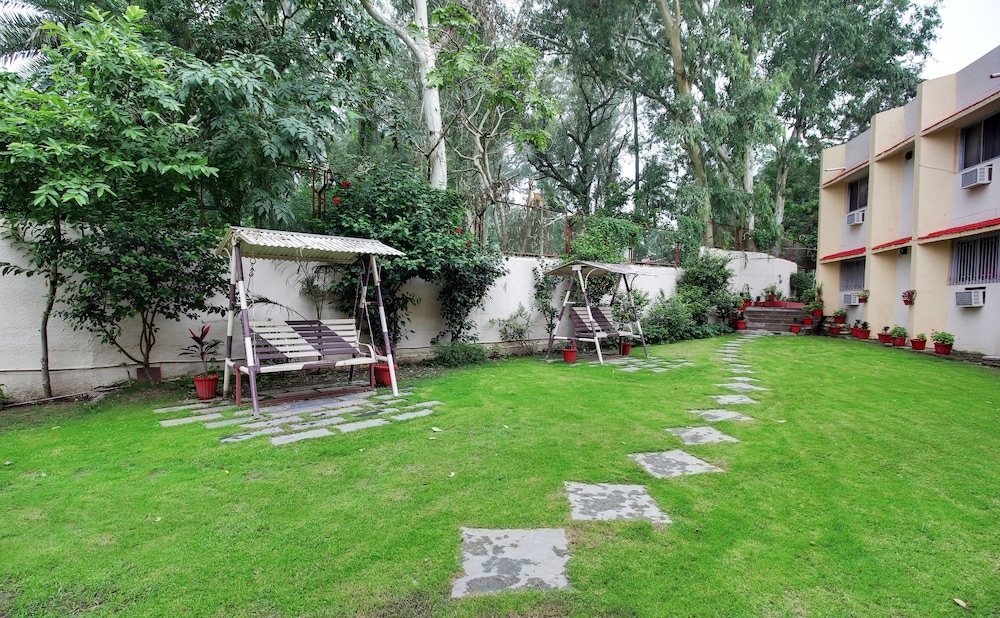 hotel sunset inn mount abu with swimming pool