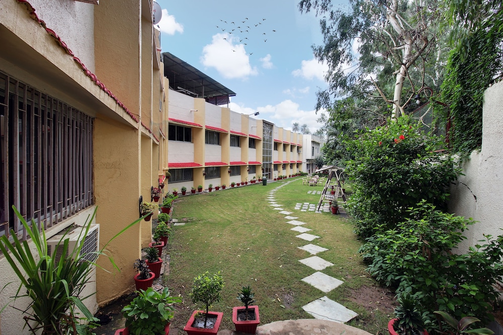 hotel sunset inn mount abu with swimming pool