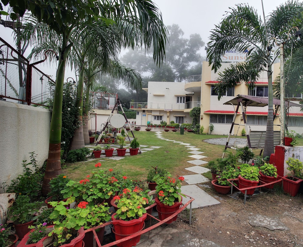 hotel sunset inn mount abu with swimming pool