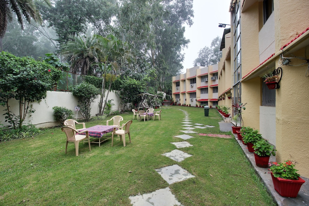 hotel sunset inn mount abu with swimming pool
