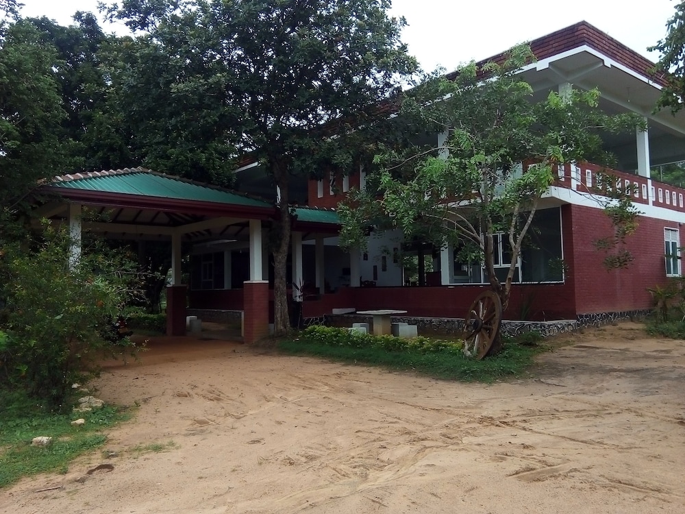 green hut hotel and restaurant