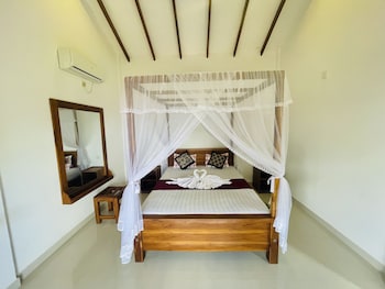 green hut hotel and restaurant