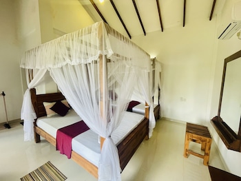 green hut hotel and restaurant