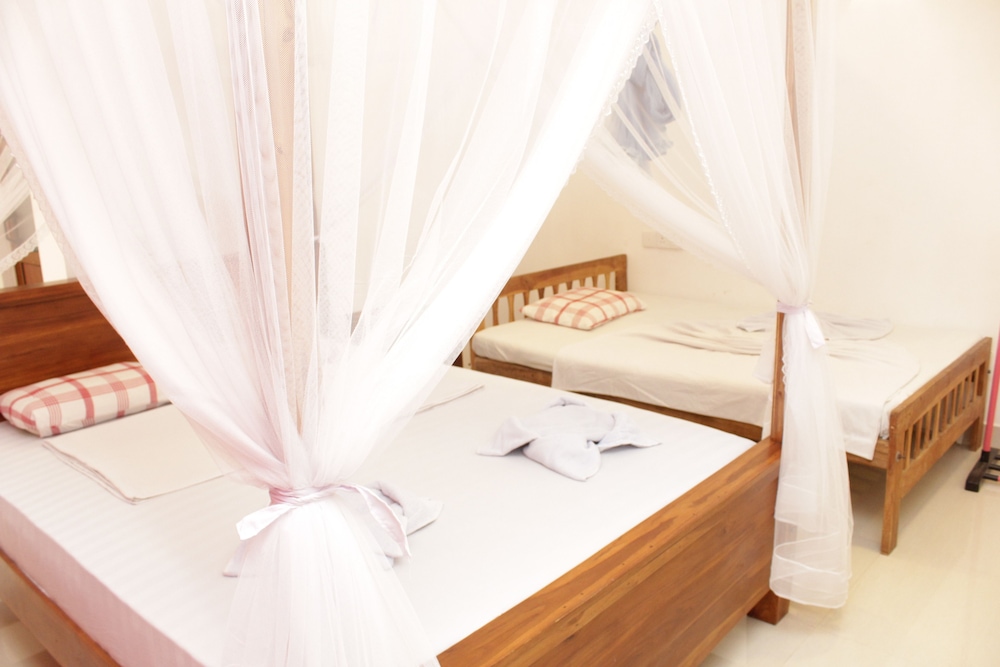 green hut hotel and restaurant