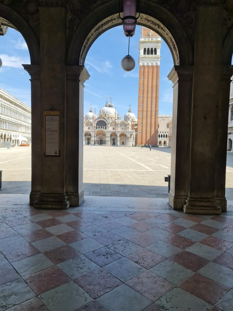 friendly venice suites