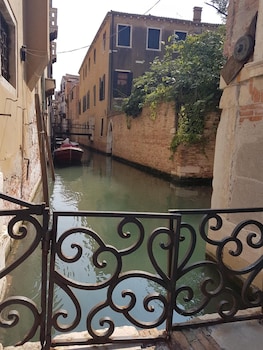 friendly venice suites