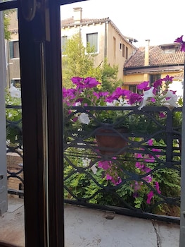 friendly venice suites