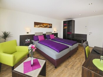 hotel gastehaus stock