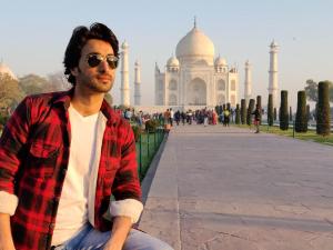 Max,Belanganj>>Agra,3 star