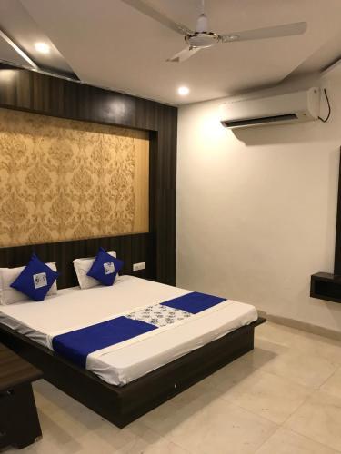 hotel city palace near mahakal