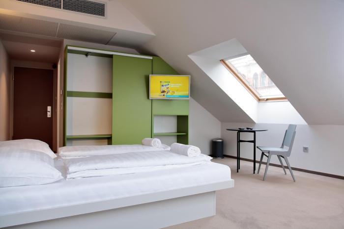 maverick urban lodge hostel