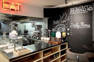 maverick urban lodge hostel