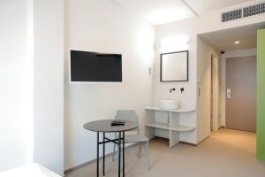 maverick urban lodge hostel