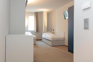 maverick urban lodge hostel