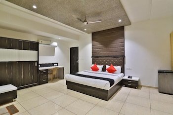 Dev Motel & Banquet,Anand>>Ahmedabad,2.5 star