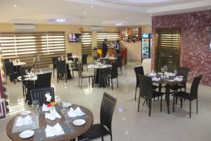 hotel everest rdc