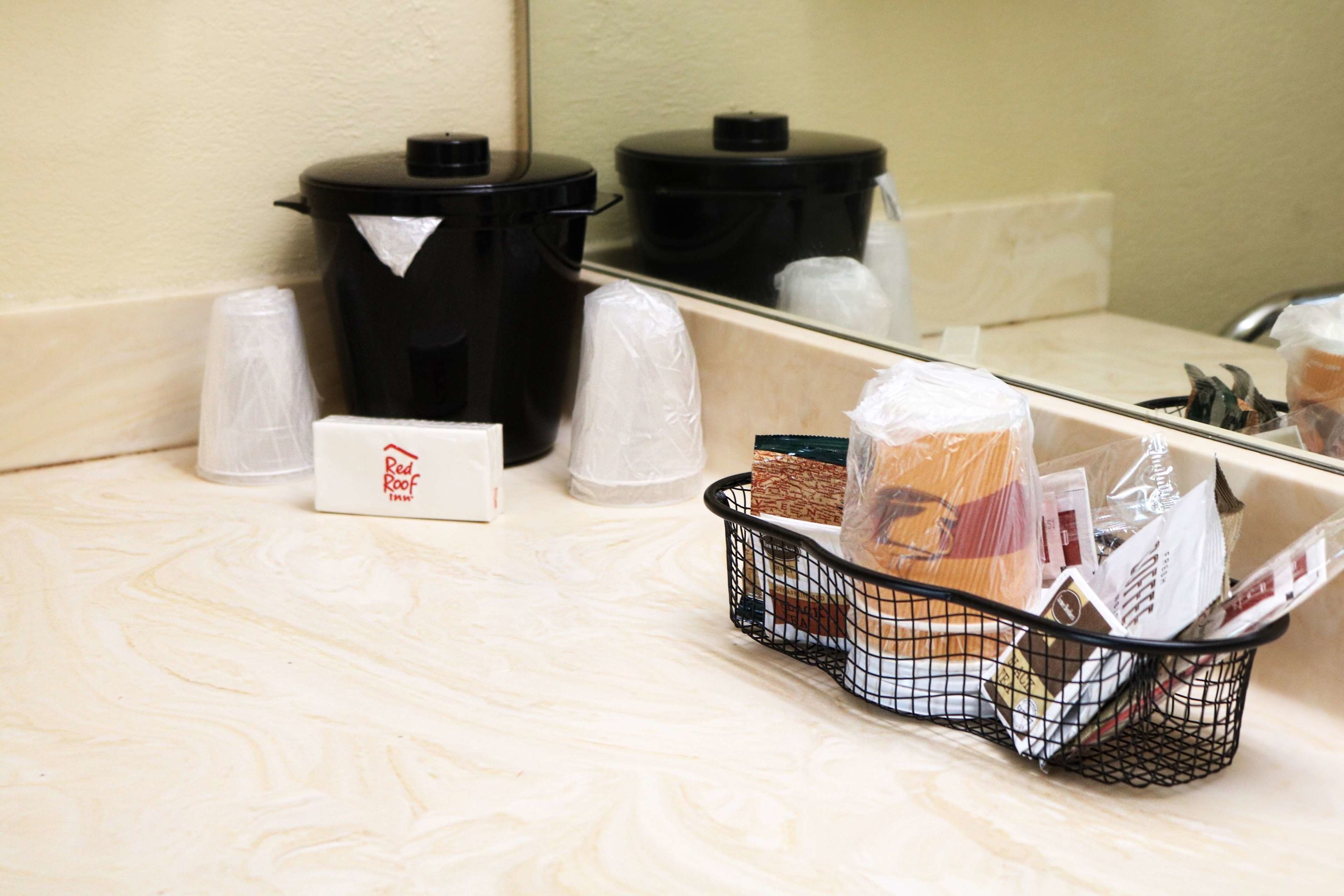 red roof inn and suites cave city