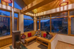 zostel old manali