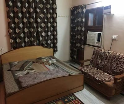 Giriraj Kripa Atithi Bhawan,,2 star