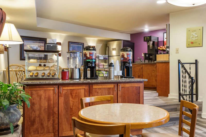 econo lodge cherokee near river park