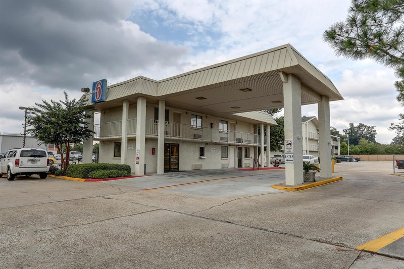 super 6 inn and suites baton rouge