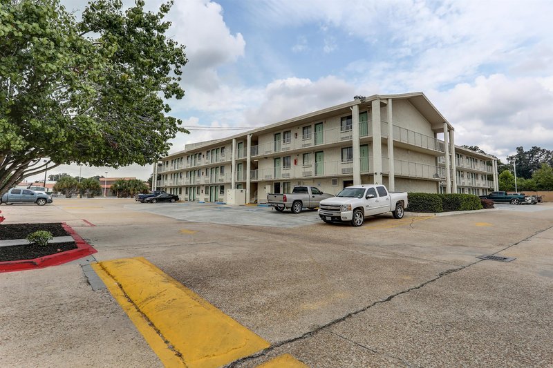 super 6 inn and suites baton rouge