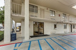 super 6 inn and suites baton rouge