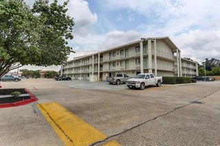 super 6 inn and suites baton rouge