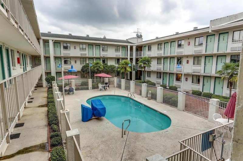 super 6 inn and suites baton rouge
