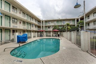 super 6 inn and suites baton rouge