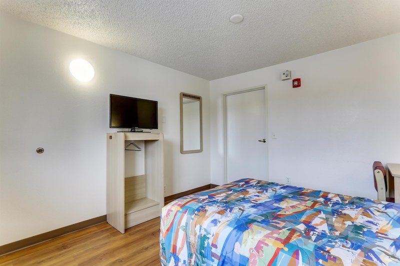 super 6 inn and suites baton rouge