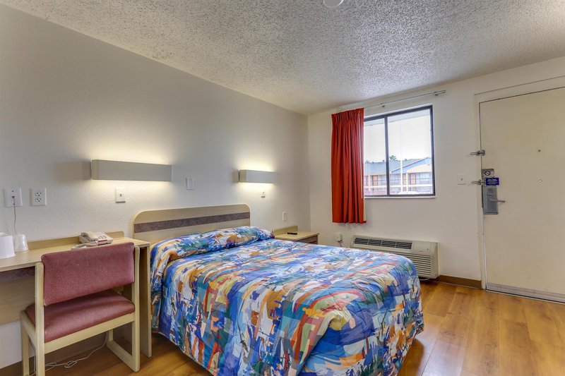 super 6 inn and suites baton rouge