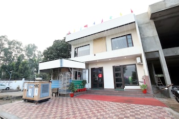 Satkar Hotel,Chandigarh>>Baddi,3 star