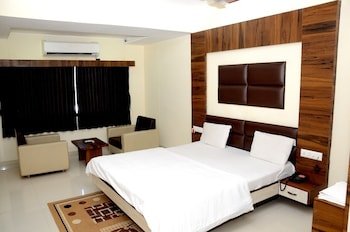 The New Holiday Ii,Mahesana>>Gandhinagar,3 star