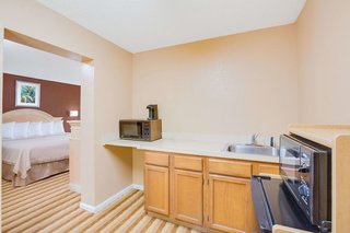 columbus inn and suites