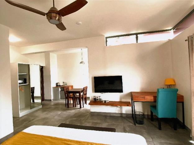 aura corporate suites