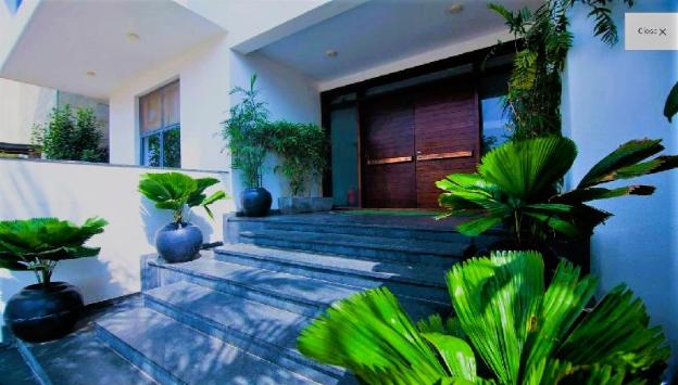 aura corporate suites