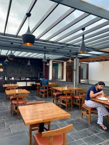 aura corporate suites