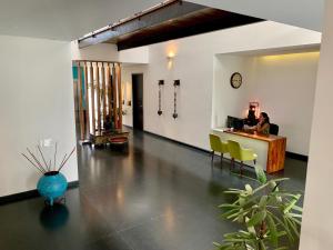 aura corporate suites