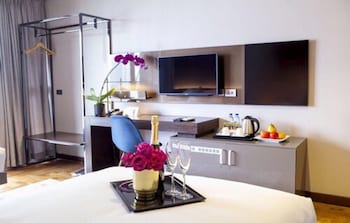 ramada encore makati