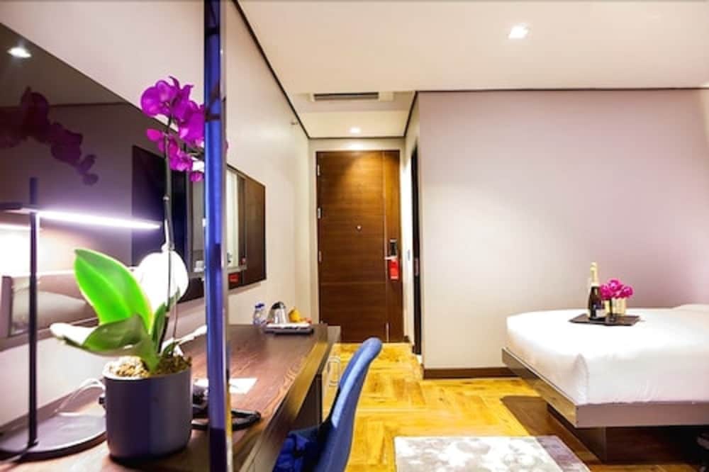 ramada encore makati