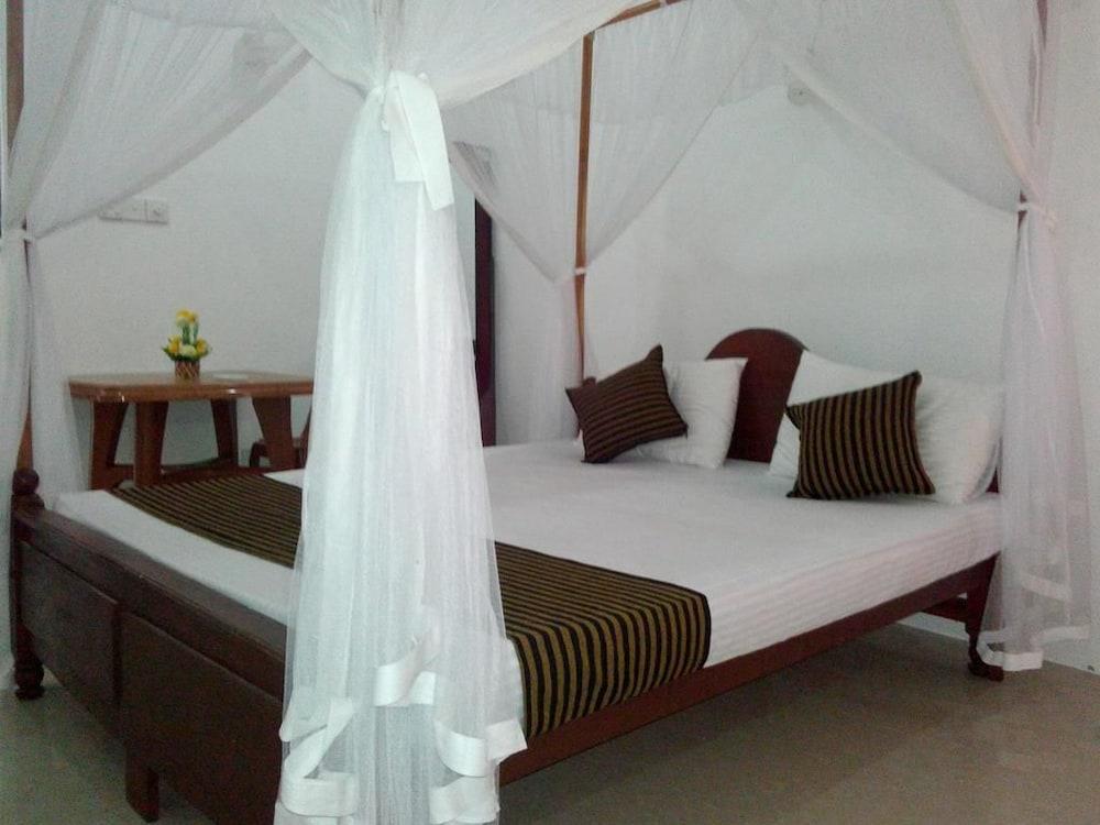 randi guest house mirissa beach