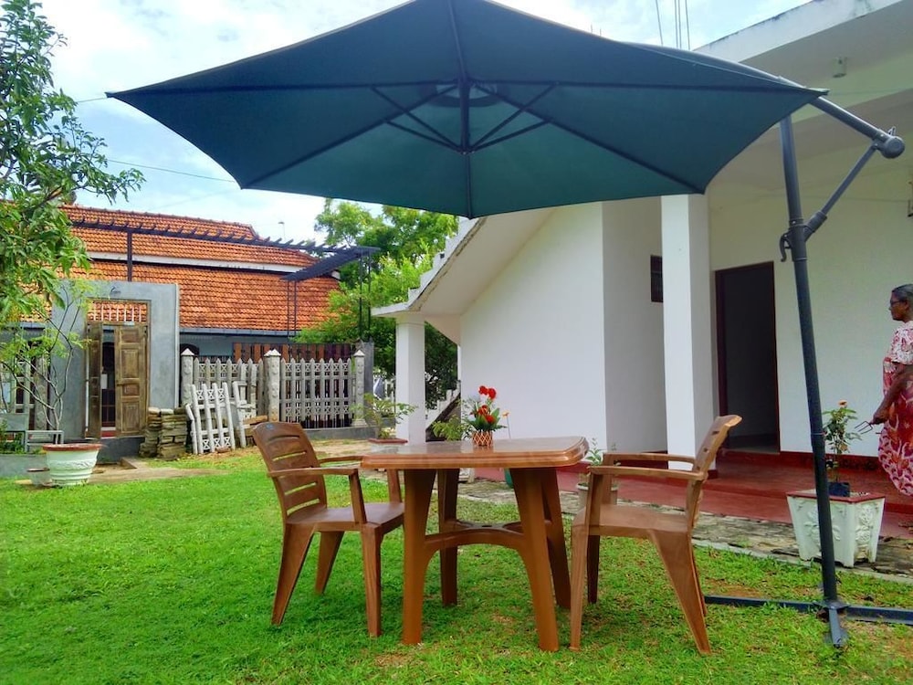 randi guest house mirissa beach