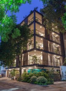 Bungalow 99,Defence Colony,4 star