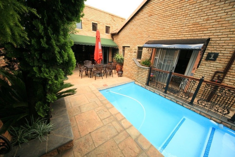 le cozmo guest house