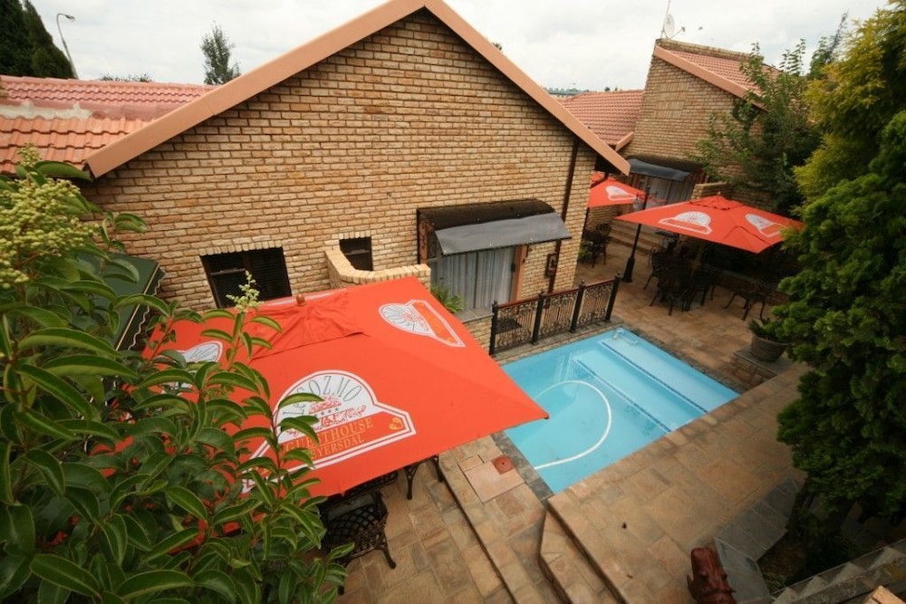 le cozmo guest house